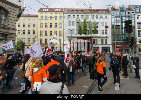 BERLIN - 1. Mai 2015: Mitglieder der Gewerkschaften, Arbeitnehmer und Arbeitnehmer bei der Demonstration anlässlich des Tag der Arbeit Stockfoto