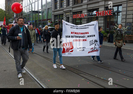 BERLIN - 1. Mai 2015: Mitglieder der Gewerkschaften, Arbeitnehmer und Arbeitnehmer bei der Demonstration anlässlich des Tag der Arbeit Stockfoto