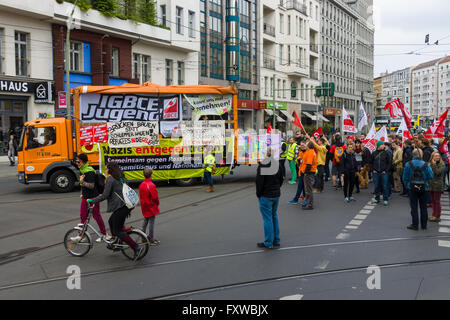 BERLIN - 1. Mai 2015: Mitglieder der Gewerkschaften, Arbeitnehmer und Arbeitnehmer bei der Demonstration anlässlich des Tag der Arbeit Stockfoto