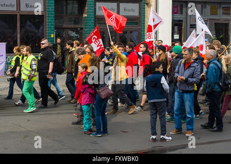 BERLIN - 1. Mai 2015: Mitglieder der Gewerkschaften, Arbeitnehmer und Arbeitnehmer bei der Demonstration anlässlich des Tag der Arbeit Stockfoto