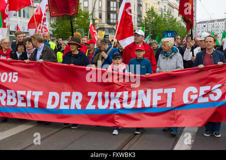 BERLIN - 1. Mai 2015: Mitglieder der Gewerkschaften, Arbeitnehmer und Arbeitnehmer bei der Demonstration anlässlich des Tag der Arbeit Stockfoto