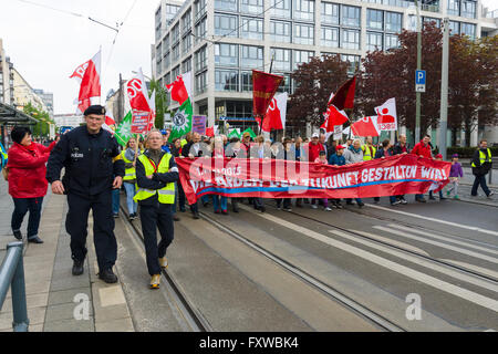 BERLIN - 1. Mai 2015: Mitglieder der Gewerkschaften, Arbeitnehmer und Arbeitnehmer bei der Demonstration anlässlich des Tag der Arbeit Stockfoto