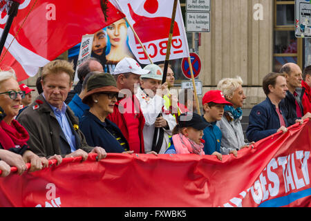 BERLIN - 1. Mai 2015: Mitglieder der Gewerkschaften, Arbeitnehmer und Arbeitnehmer bei der Demonstration anlässlich des Tag der Arbeit Stockfoto