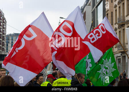 BERLIN - 1. Mai 2015: Mitglieder der Gewerkschaften, Arbeitnehmer und Arbeitnehmer bei der Demonstration anlässlich des Tag der Arbeit Stockfoto