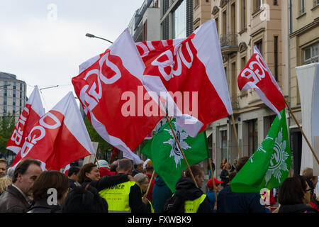 BERLIN - 1. Mai 2015: Mitglieder der Gewerkschaften, Arbeitnehmer und Arbeitnehmer bei der Demonstration anlässlich des Tag der Arbeit Stockfoto