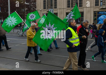 BERLIN - 1. Mai 2015: Mitglieder der Gewerkschaften, Arbeitnehmer und Arbeitnehmer bei der Demonstration anlässlich des Tag der Arbeit Stockfoto