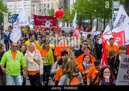 BERLIN - 1. Mai 2015: Mitglieder der Gewerkschaften, Arbeitnehmer und Arbeitnehmer bei der Demonstration anlässlich des Tag der Arbeit Stockfoto