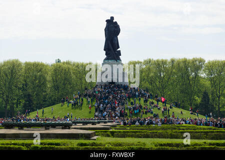 BERLIN - 9. Mai 2015: Tag des Sieges im Treptower Park. Sowjetische Ehrenmal, und zahlreiche Gäste und Besucher. Stockfoto