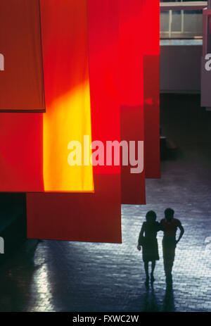 Zwei Shopper und bunten Fahnen; Willow Grove Mall; Willow Grove; Pennsylvania; USA Stockfoto