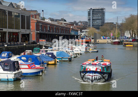 Bristol, UK, Anzeigen @ Bristol Science Center mit Stahl Kugel, die habourside und Stadtzentrum. Stockfoto