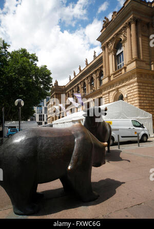 BULL & Bären Statuen im Ausland Frankfurter Börse FRANKFURT 25. Juni 2014 Stockfoto