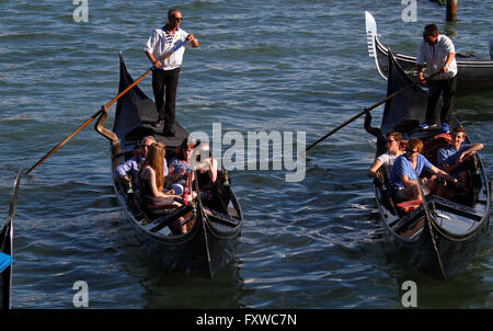 Gondeln & GONDOLIERI Venedig VENEZIA Italien 1. August 2014 Stockfoto