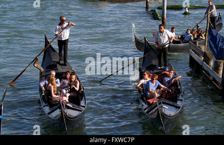 Gondeln & GONDOLIERI Venedig VENEZIA Italien 1. August 2014 Stockfoto