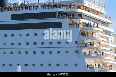 MSC ARMONIA LINER & Touristen Venedig VENEZIA Italien 1. August 2014 Stockfoto