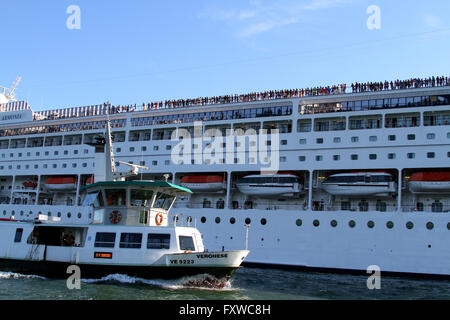 MSC ARMONIA LINER & Touristen Venedig VENEZIA Italien 1. August 2014 Stockfoto