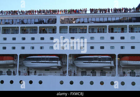 MSC ARMONIA LINER & Touristen Venedig VENEZIA Italien 1. August 2014 Stockfoto