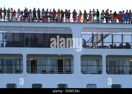 MSC ARMONIA LINER & Touristen Venedig VENEZIA Italien 1. August 2014 Stockfoto
