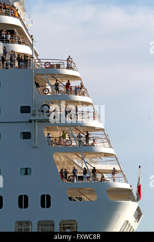 MSC ARMONIA LINER & Touristen Venedig VENEZIA Italien 1. August 2014 Stockfoto