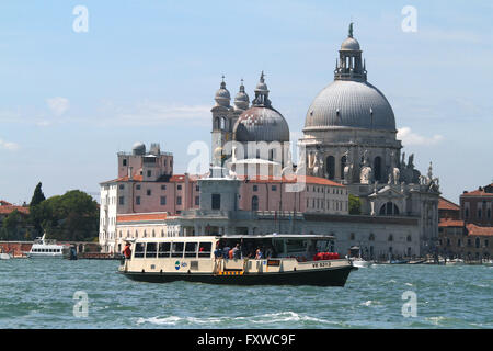 BASILICA DI SANTA MARIA DELLA SALUTE & Fähre Boot Venedig VENEZIA Italien 1. August 2014 Stockfoto