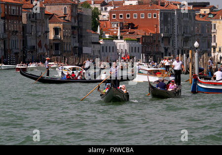 Gondeln & GONDOLIERI Venedig Italien 2. August 2014 Stockfoto