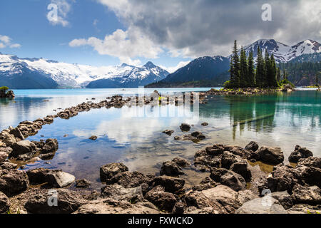 Ruhigen, klaren Wasser der Garibaldi See reflektieren Bäume und Berge in den Farben blau, grün, Smaragd und Flasche Stockfoto