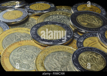 Pesos, Münzen in verschiedenen Konfessionen in einem Haufen von 1 bis 15 Pesos. Stockfoto