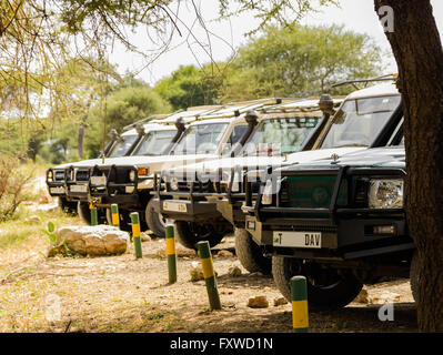 Safari-Fahrzeugen Parken am Eingang Haupttor, Tarangire Nationalpark, Tansania Stockfoto