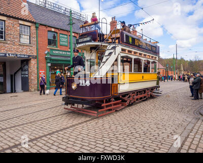 Restaurierte offenen Doppeldecker Newcastle Straßenbahn Nr. 114 Beamish Museum of Northern Life gekrönt Stockfoto