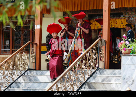 Unbekannte tibetische buddhistische Mönche spielen Musik für die Eröffnung des Festivals am Hemis Kloster Hemis in Leh, Ladakh, Marmelade Stockfoto