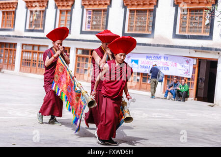 Unbekannte tibetische buddhistische Mönche spielen Musik für die Eröffnung des Festivals am Hemis Kloster Hemis in Leh, Ladakh, Marmelade Stockfoto