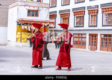 Unbekannte tibetische buddhistische Mönche spielen Musik für die Eröffnung des Festivals am Hemis Kloster Hemis in Leh, Ladakh, Marmelade Stockfoto