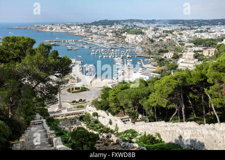 Der Hafen von Santa Maria di Leuca liegt, an der Basis eines künstlichen Wasserfalls, am Ende des Aquädukts Puglia Stockfoto