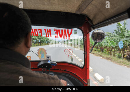 Tuk Tuk auf der Straße von einer Bananenplantage in Quirigua auf Guatemala, 24. Januar 2014 Stockfoto