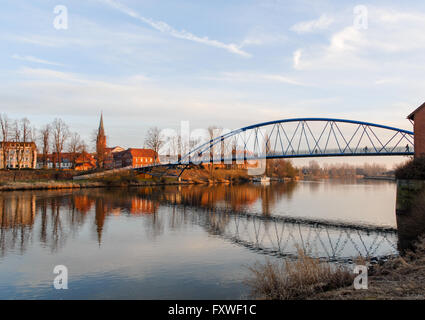 Kleine Stadt Nienburg mit Kirche, Steg eine der Weser, Niedersachsen, Deutschland Stockfoto