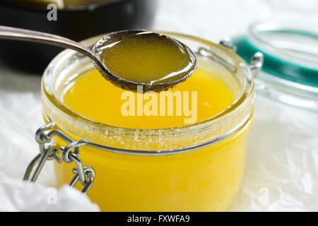 Hausgemachte Ghee oder Butterschmalz Stockfoto