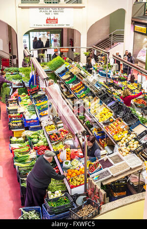 Menschen Shopping Gemüse in San Blas-Markt (Mercado de Abastos) ist der wichtigste Markt der Frische-Produkten in Logroño, La Rioja. Spanien. Stockfoto