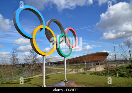 Die Olympischen Ringe und Lee Valley Velodrom an der Queen Elizabeth Olympic Park, Stratford, London. Stockfoto