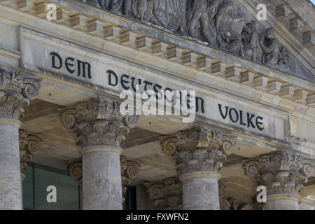 Detail der Reichstag, Berlin, Deutschland. "Dem Deutschen Volke" (für das deutsche Volk). Stockfoto