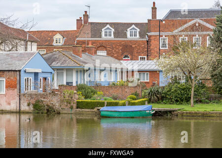 Waterside Häuser auf dem Fluß Waveney, Beccles, Suffolk, England, UK Stockfoto