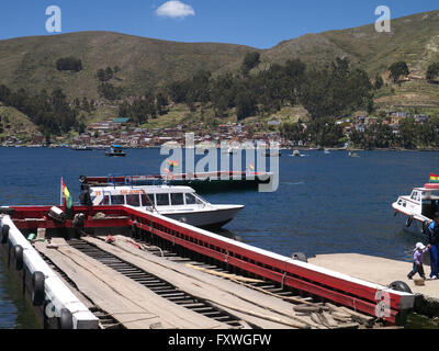 Fähren überqueren den Titicacasee mit LKW und PKW beladen auf kleinen Booten in Copacabana, Bolivien Stockfoto