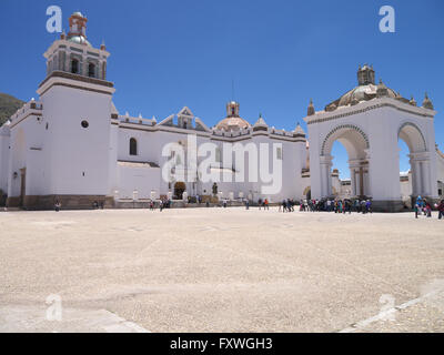 Basilika unserer lieben Frau von Copacabana ist ein 16. Jahrhundert Spanisch kolonialen Schrein befindet sich am Ufer des Titicaca-See Stockfoto