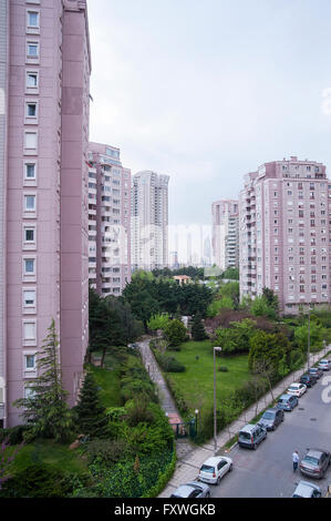 Atasehir ist das neue Bankenviertel von Istanbul mit Banken, Hotels, massive Privatanlagen und viele Autobahnen. Stockfoto