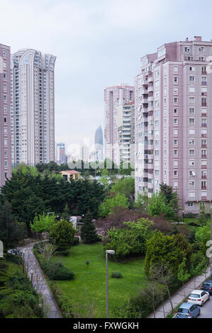 Atasehir ist das neue Bankenviertel von Istanbul mit Banken, Hotels, massive Privatanlagen und viele Autobahnen. Stockfoto