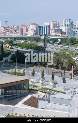 Atasehir ist das neue Bankenviertel von Istanbul mit Banken, Hotels, massive Privatanlagen und viele Autobahnen. Stockfoto