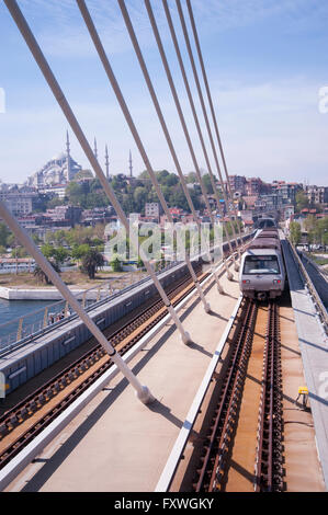 Die neue u-Bahn-Brücke dauerte viele Jahre, zu konstruieren und jetzt kreuzt das Goldene Horn in Istanbul Stockfoto