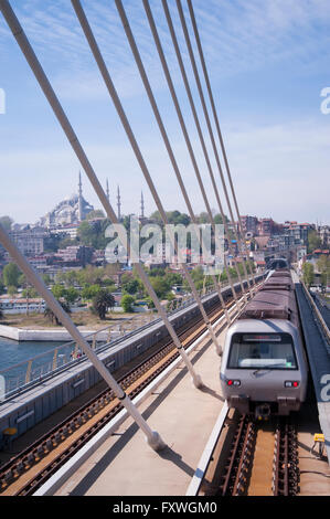 Die neue u-Bahn-Brücke dauerte viele Jahre, zu konstruieren und jetzt kreuzt das Goldene Horn in Istanbul Stockfoto