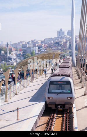 Die neue u-Bahn-Brücke dauerte viele Jahre, zu konstruieren und jetzt kreuzt das Goldene Horn in Istanbul Stockfoto