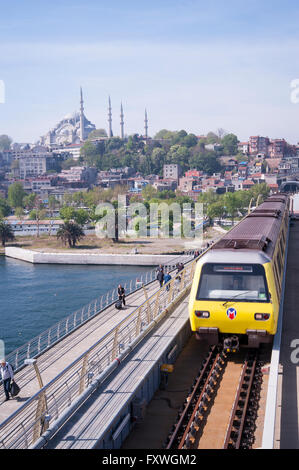 Die neue u-Bahn-Brücke dauerte viele Jahre, zu konstruieren und jetzt kreuzt das Goldene Horn in Istanbul Stockfoto