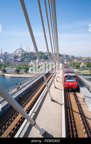 Die neue u-Bahn-Brücke dauerte viele Jahre, zu konstruieren und jetzt kreuzt das Goldene Horn in Istanbul Stockfoto