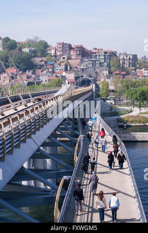 Die neue u-Bahn-Brücke dauerte viele Jahre, zu konstruieren und jetzt kreuzt das Goldene Horn in Istanbul Stockfoto